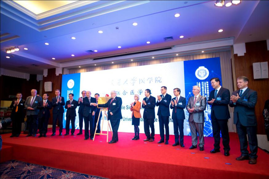 中法联合bat365官网登录成立 照片.jpg