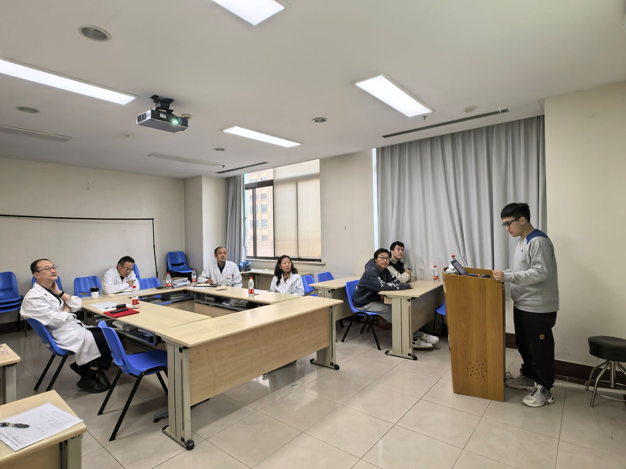 bat365官网登录医学技术学院医学检验技术系顺利举办第十七期大学生创新训练计划结题评审会暨第十一届“欧蒙杯”大学生科研创新奖学金评选会